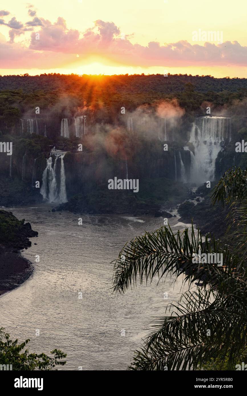 Tramonto sulle cascate dell'Iguazú: Tramonto visto dal lato brasiliano, sopra le cascate; Parco Nazionale delle cascate dell'Iguazú, paesaggio brasiliano, Brasile Sud America Foto Stock