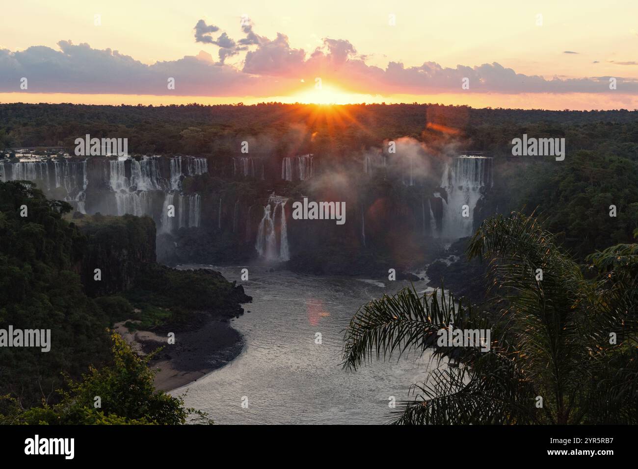 Tramonto sulle cascate dell'Iguazú: Tramonto visto dal lato brasiliano, sopra le cascate; Parco Nazionale delle cascate dell'Iguazú, paesaggio brasiliano, Brasile Sud America Foto Stock