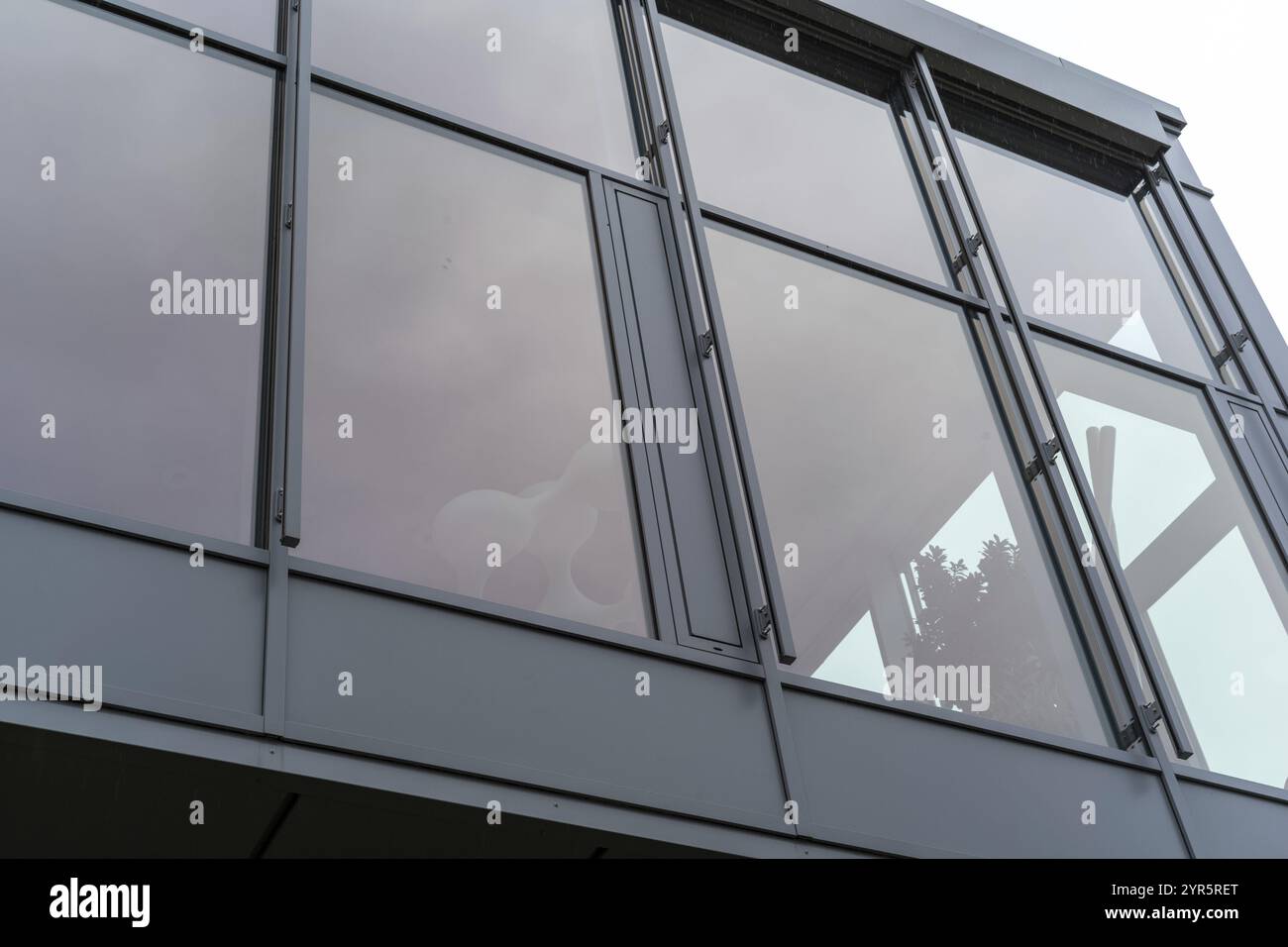 Moderno edificio per uffici in cemento e acciaio Foto Stock