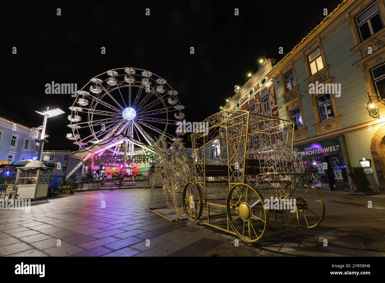 Ruota panoramica sulla piazza principale, mercatino di Natale, tiro notturno, Leoben, Stiria, Austria, Europa Foto Stock