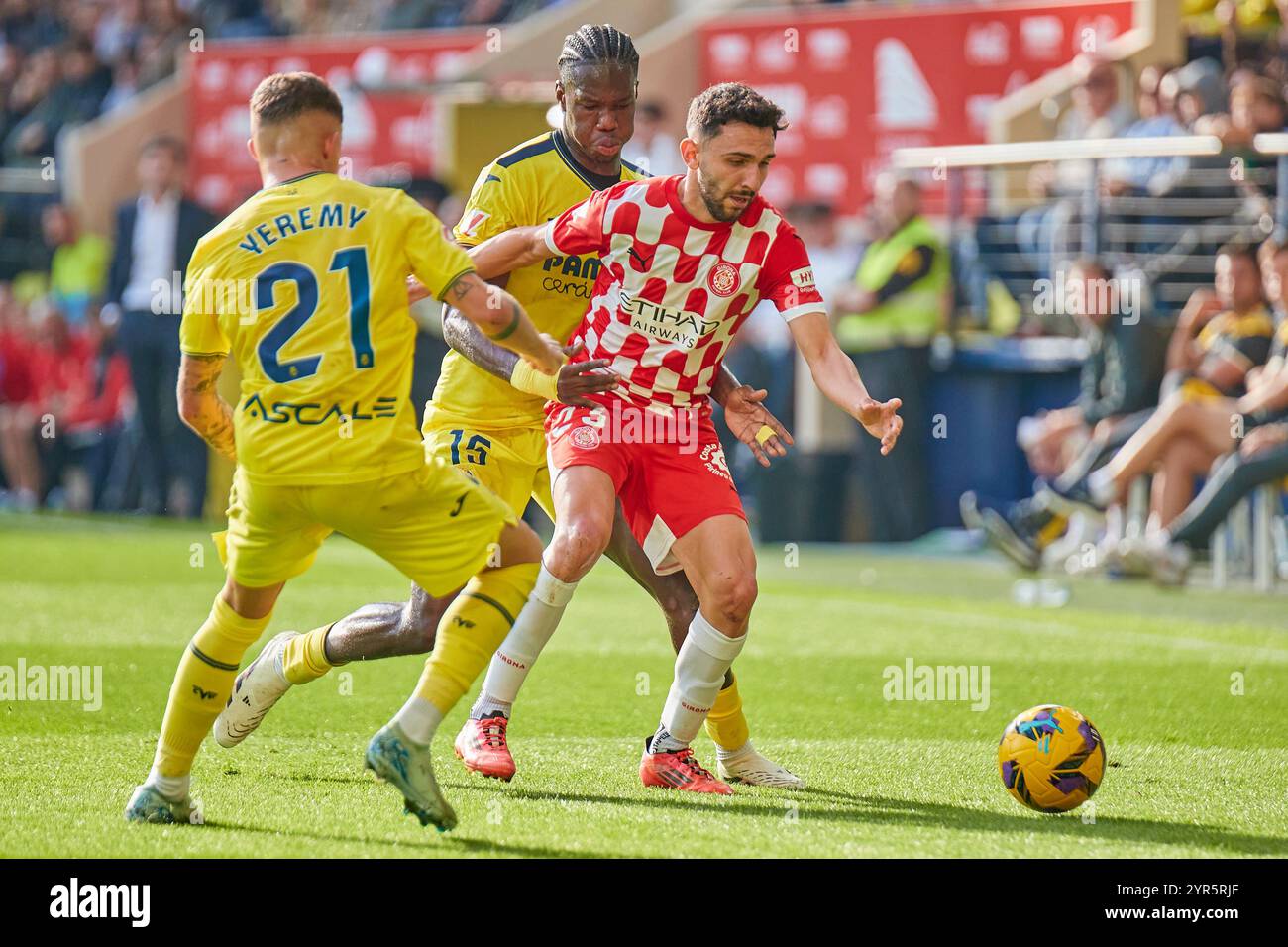 Villarreal, Spagna. 2 dicembre 2024. VILLARREAL, SPAGNA - 01 DICEMBRE: Ivan Martin attaccante a centrocampo del Girona FC gareggia per il pallone con Thierno Barry Centre-forward del Villarreal CF durante la partita LaLiga EA Sports tra Villarreal CF e Girona FC all'Estadio de la ceramica il 1 dicembre 2024 a Villarreal, Spagna. (Foto di Jose Torres/Photo Players Images/Magara Press) credito: Magara Press SL/Alamy Live News Foto Stock