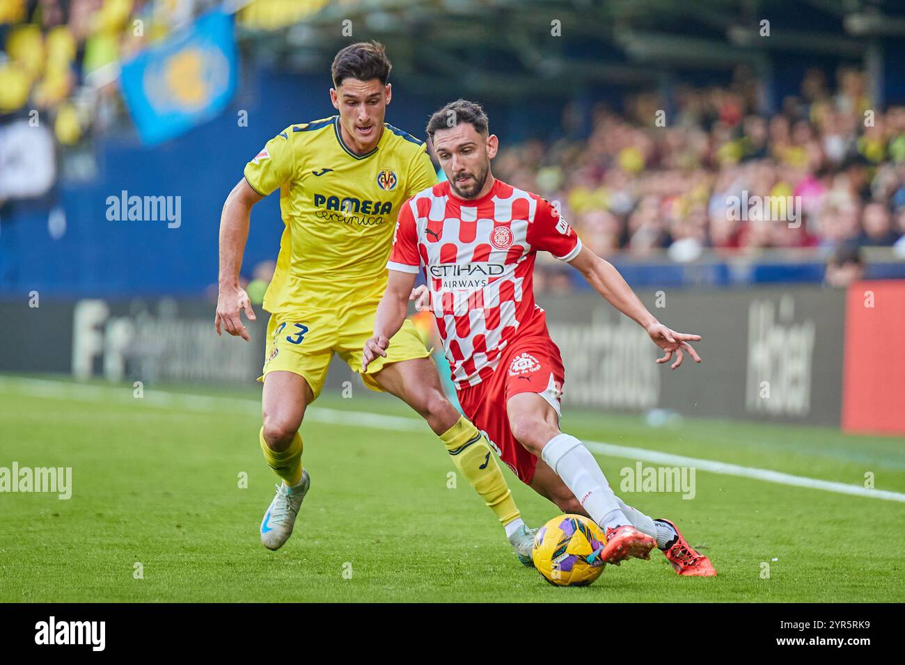 Villarreal, Spagna. 2 dicembre 2024. VILLARREAL, SPAGNA - 1 DICEMBRE: Ivan Martin attaccante centrocampo del Girona FC compete per il pallone con Sergi Cardona Centre-back del Villarreal CF durante la partita LaLiga EA Sports tra Villarreal CF e Girona FC all'Estadio de la ceramica il 1 dicembre 2024 a Villarreal, Spagna. (Foto di Jose Torres/Photo Players Images/Magara Press) credito: Magara Press SL/Alamy Live News Foto Stock