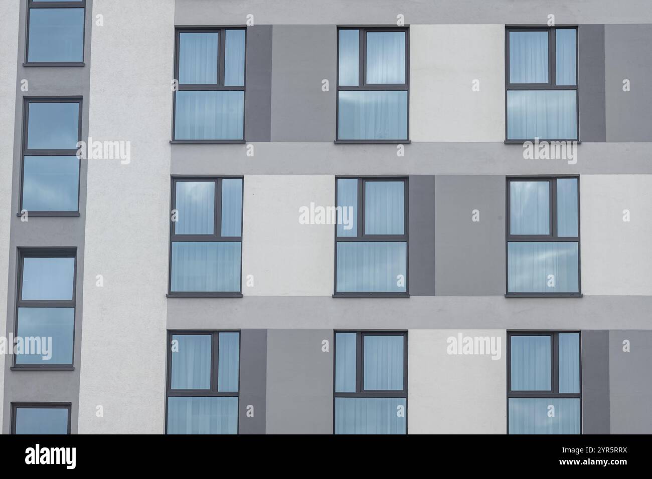 Facciata di una grande casa moderna, parete con finestre Foto Stock