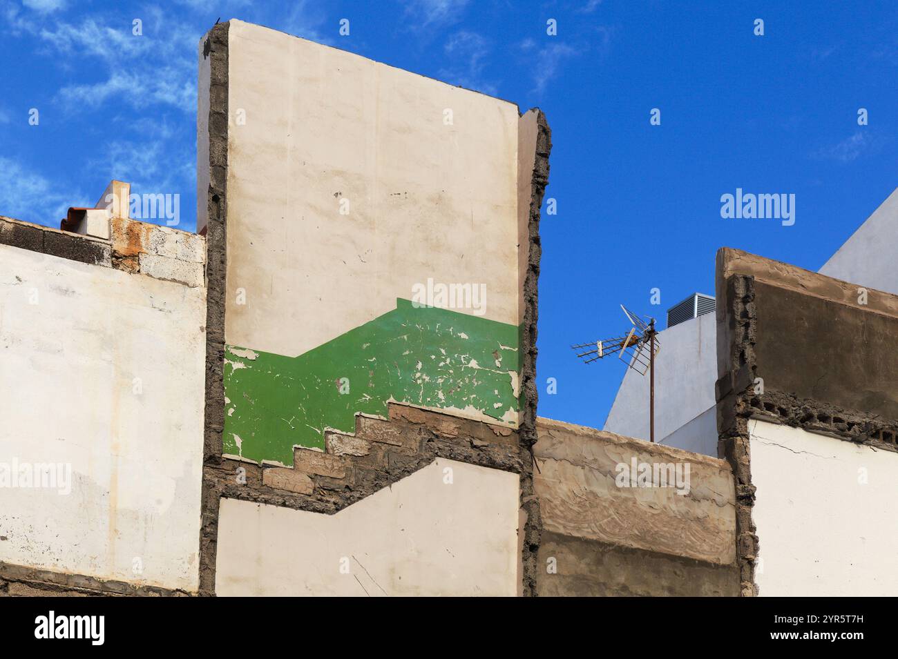 sfondo demolizione, pareti laterali di un edificio residenziale con tracce di pavimenti e scale Foto Stock