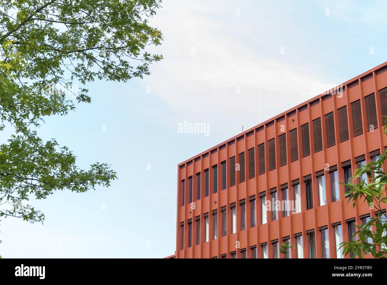 Moderno edificio per uffici in cemento e acciaio Foto Stock