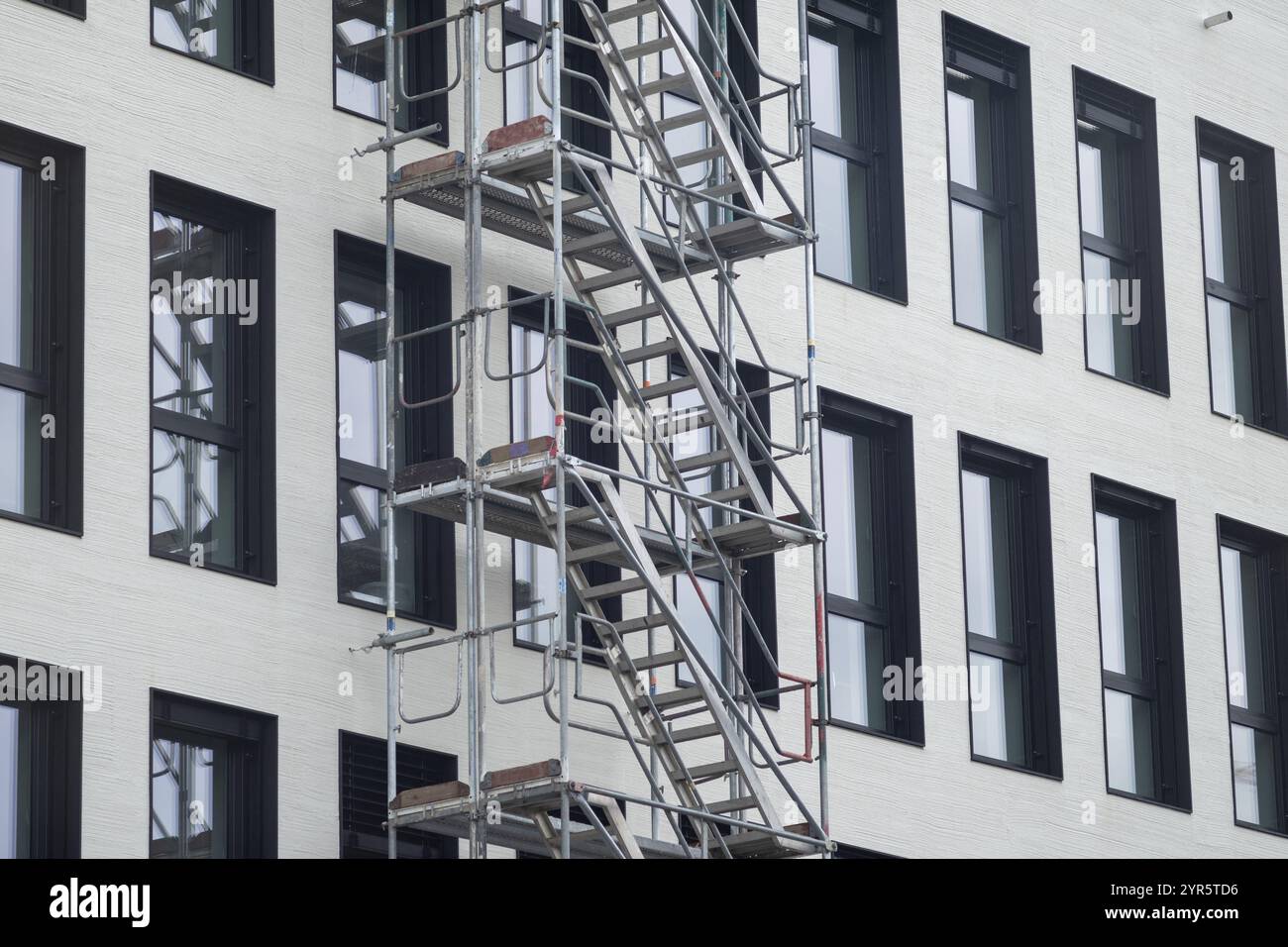 Moderno edificio per uffici in cemento e acciaio Foto Stock