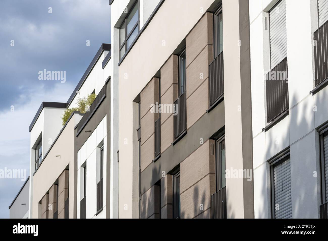 Facciata di una grande casa moderna, parete con finestre Foto Stock