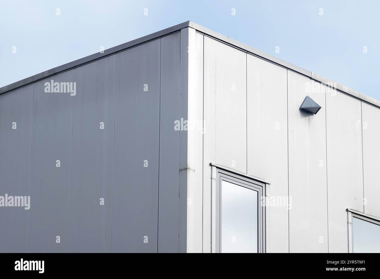 Moderno edificio per uffici in cemento e acciaio Foto Stock