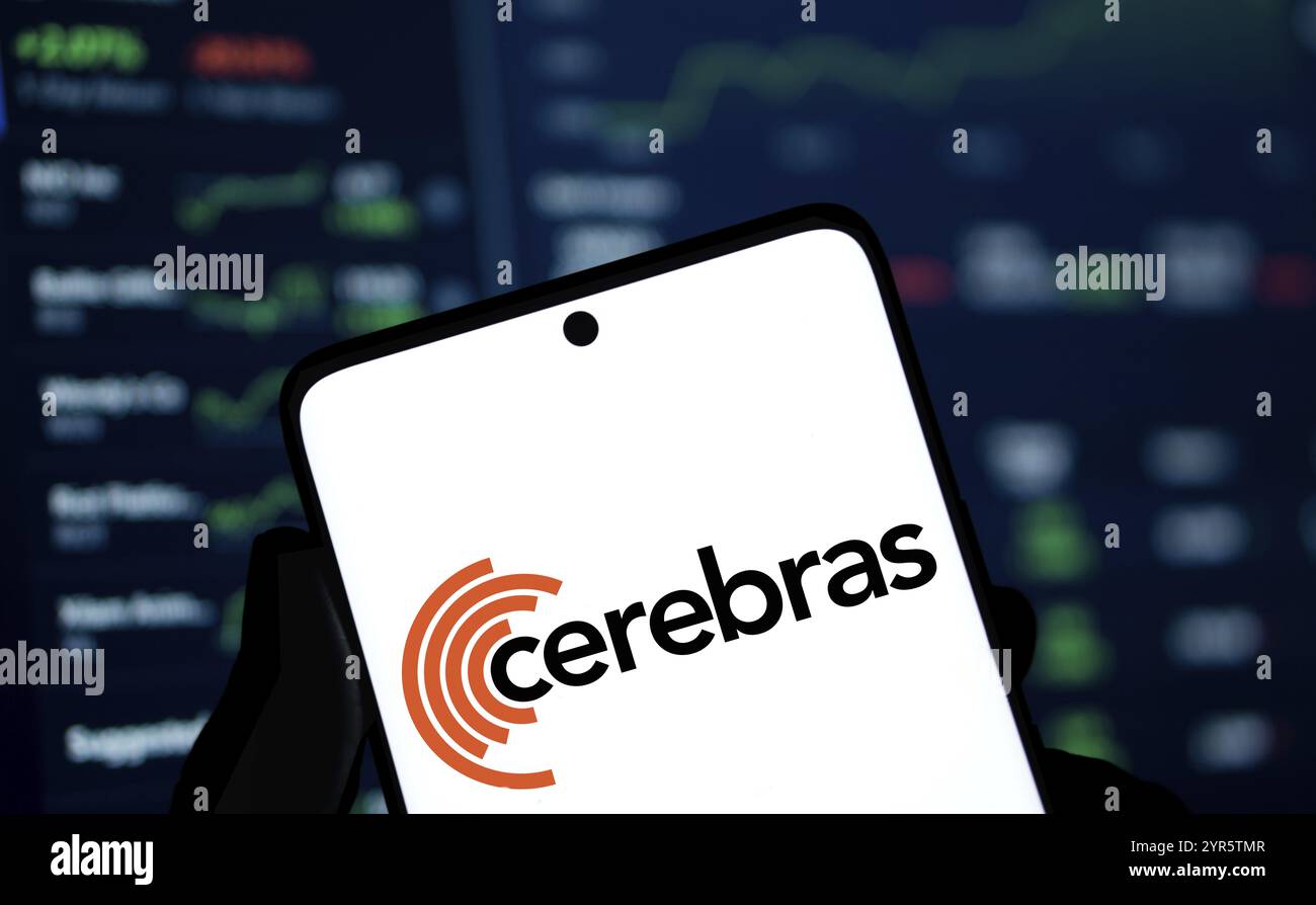 Il logo Cerebras viene visualizzato sullo smartphone. Cerebras Systems Inc. È un'azienda americana di intelligenza artificiale (ai). Foto Stock