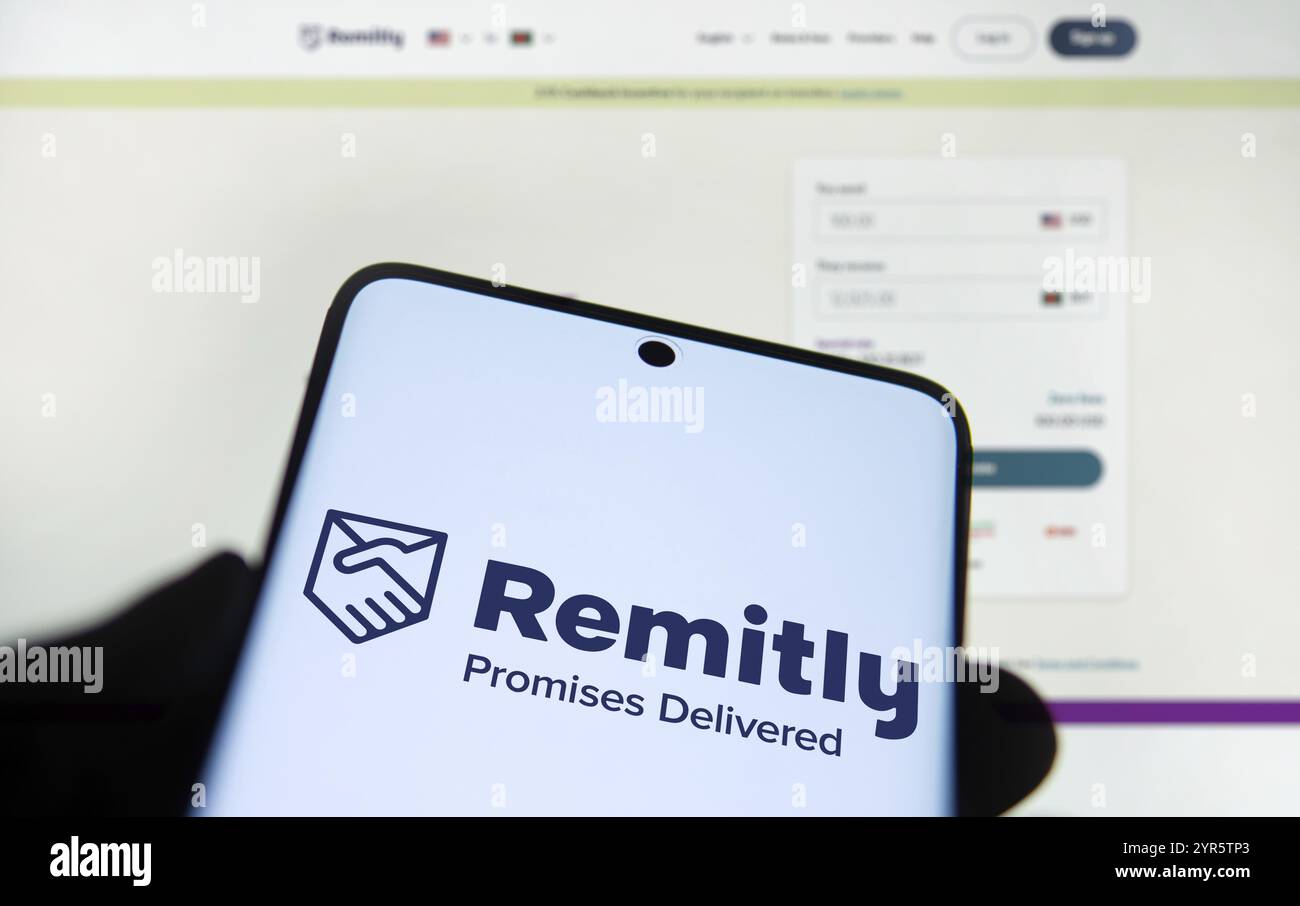 il logo remitly viene visualizzato sullo smartphone. Remitly è una piattaforma americana di rimesse online. Foto Stock