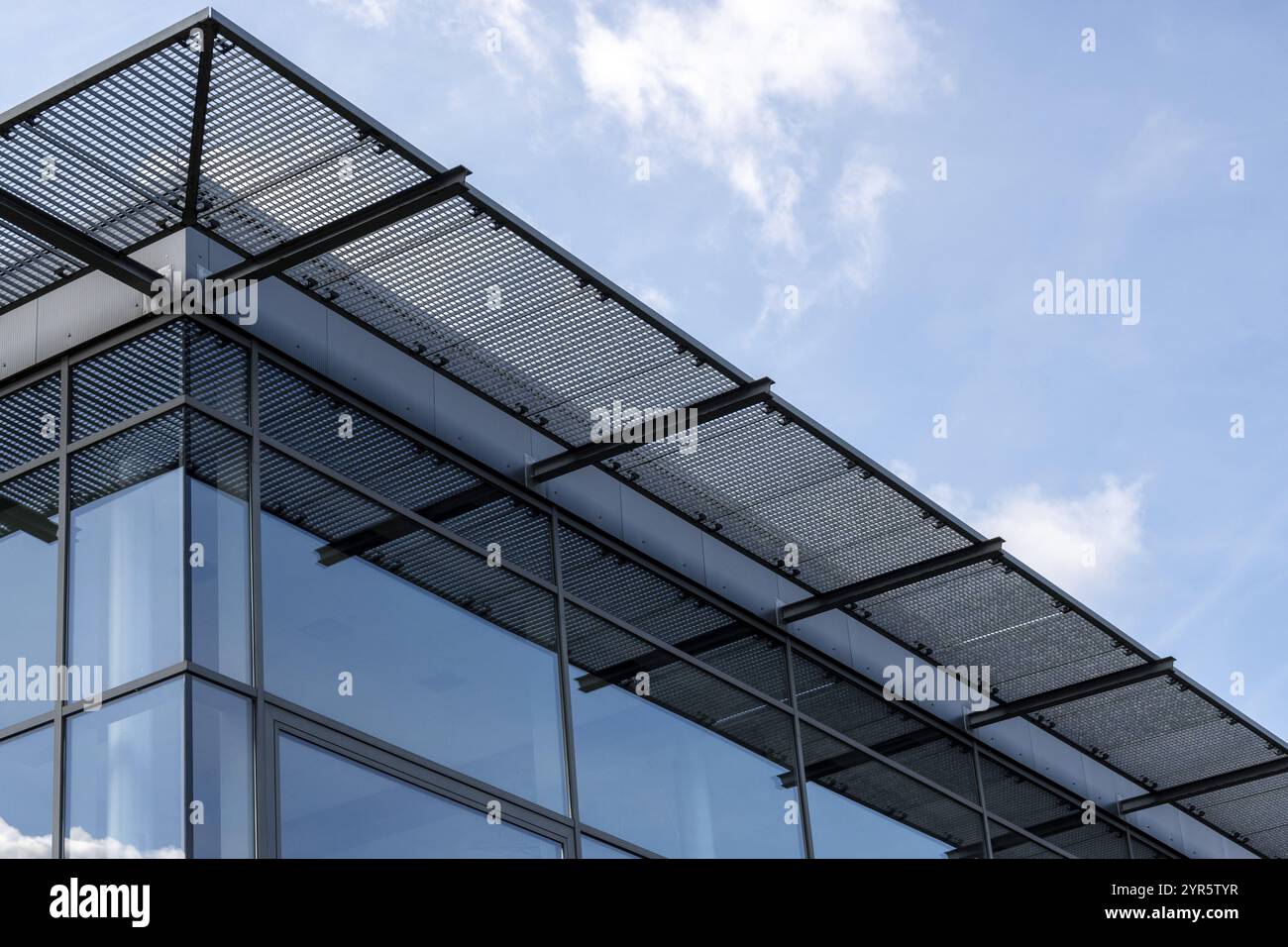 Moderno edificio per uffici in cemento e acciaio Foto Stock