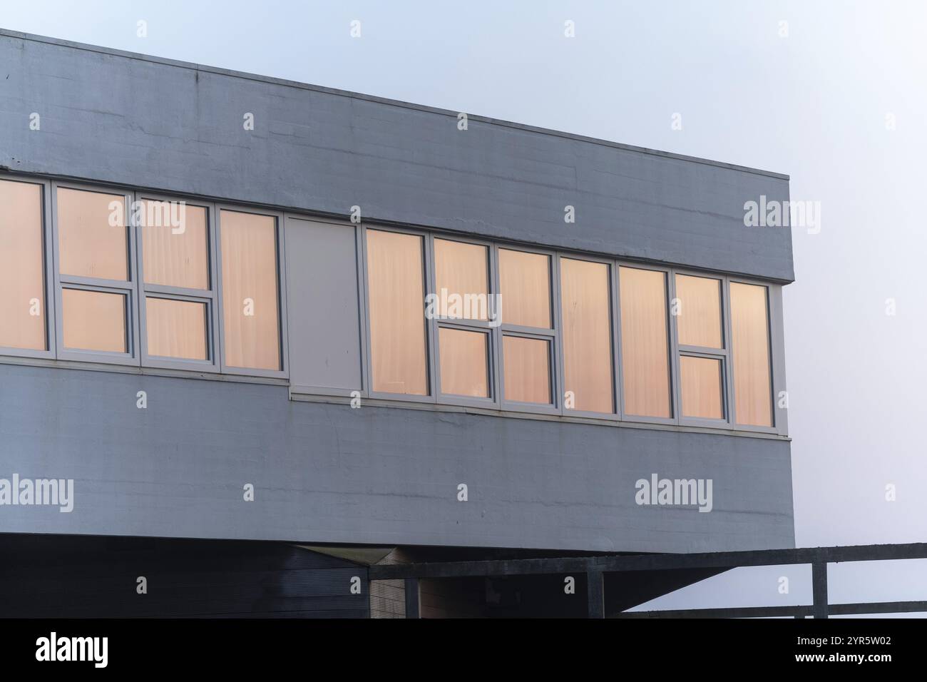 Moderno edificio per uffici in cemento e acciaio Foto Stock