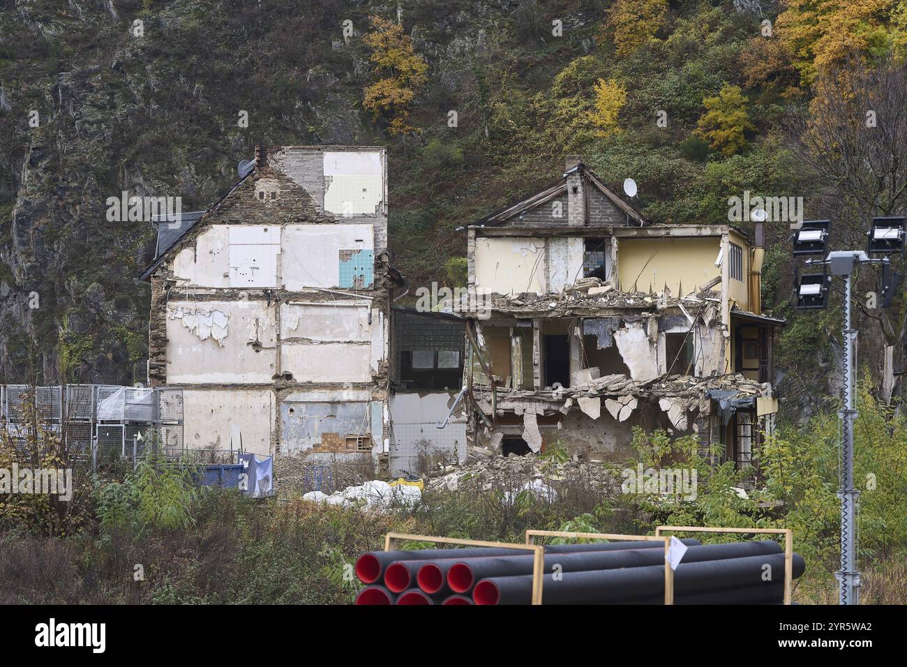 Dopo il disastro dell'alluvione, la linea ferroviaria attraverso la valle di Ahr viene riaperta. Dernau, Renania-Palatinato. Germania Foto Stock