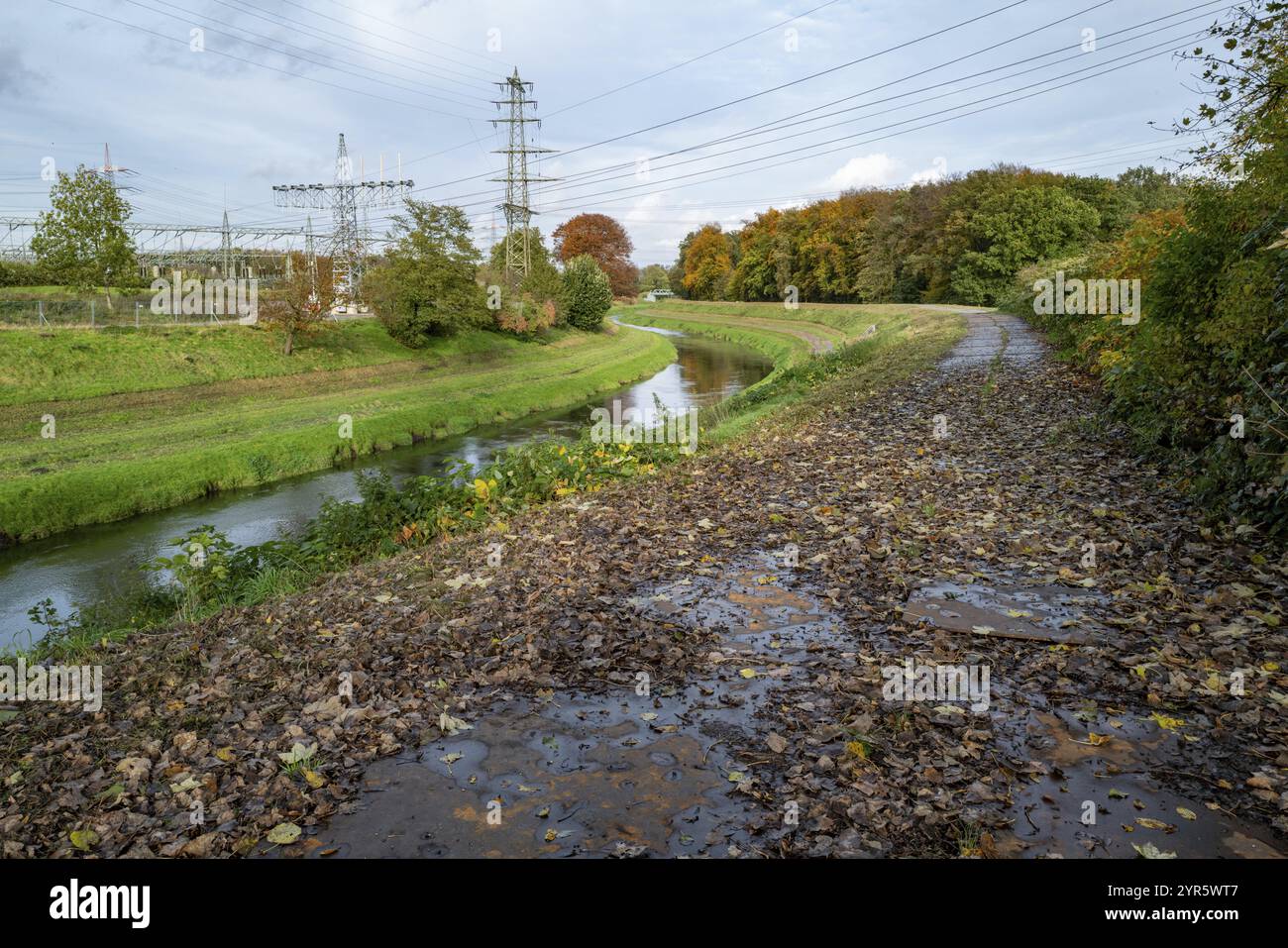 Fognatura in un paesaggio industriale verde Foto Stock