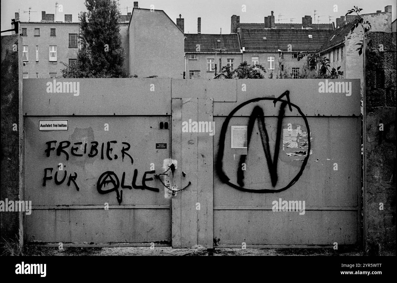 Germania, Berlino, 20 ottobre 1991, Pfarrstrasse, molte case sono occupate da attivisti autonomi (di sinistra), dall'altra parte della S Foto Stock