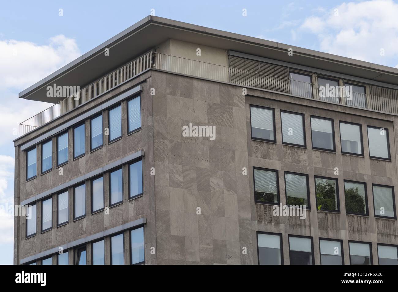 Facciata di una grande casa moderna, parete con finestre Foto Stock