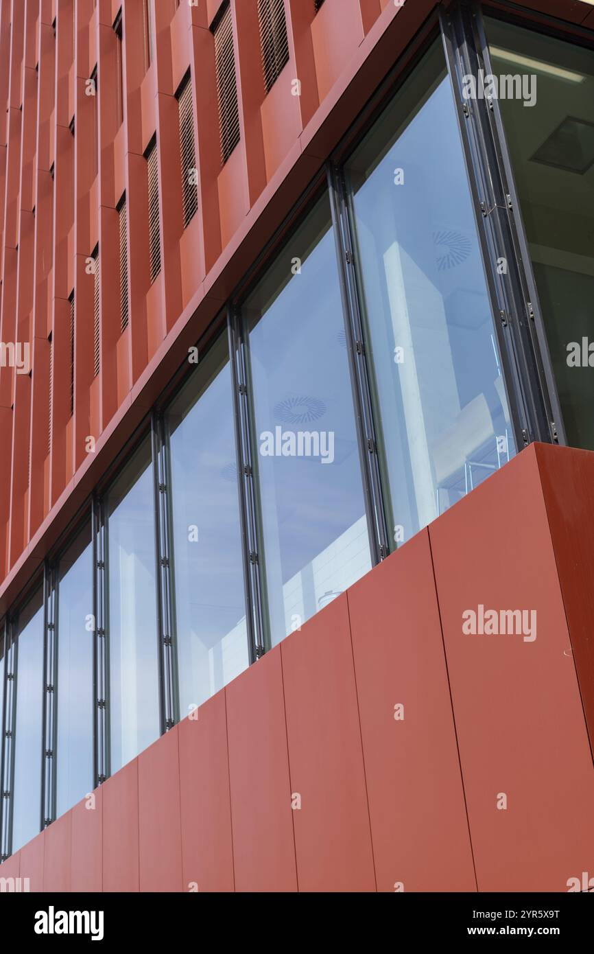 Moderno edificio per uffici in cemento e acciaio Foto Stock