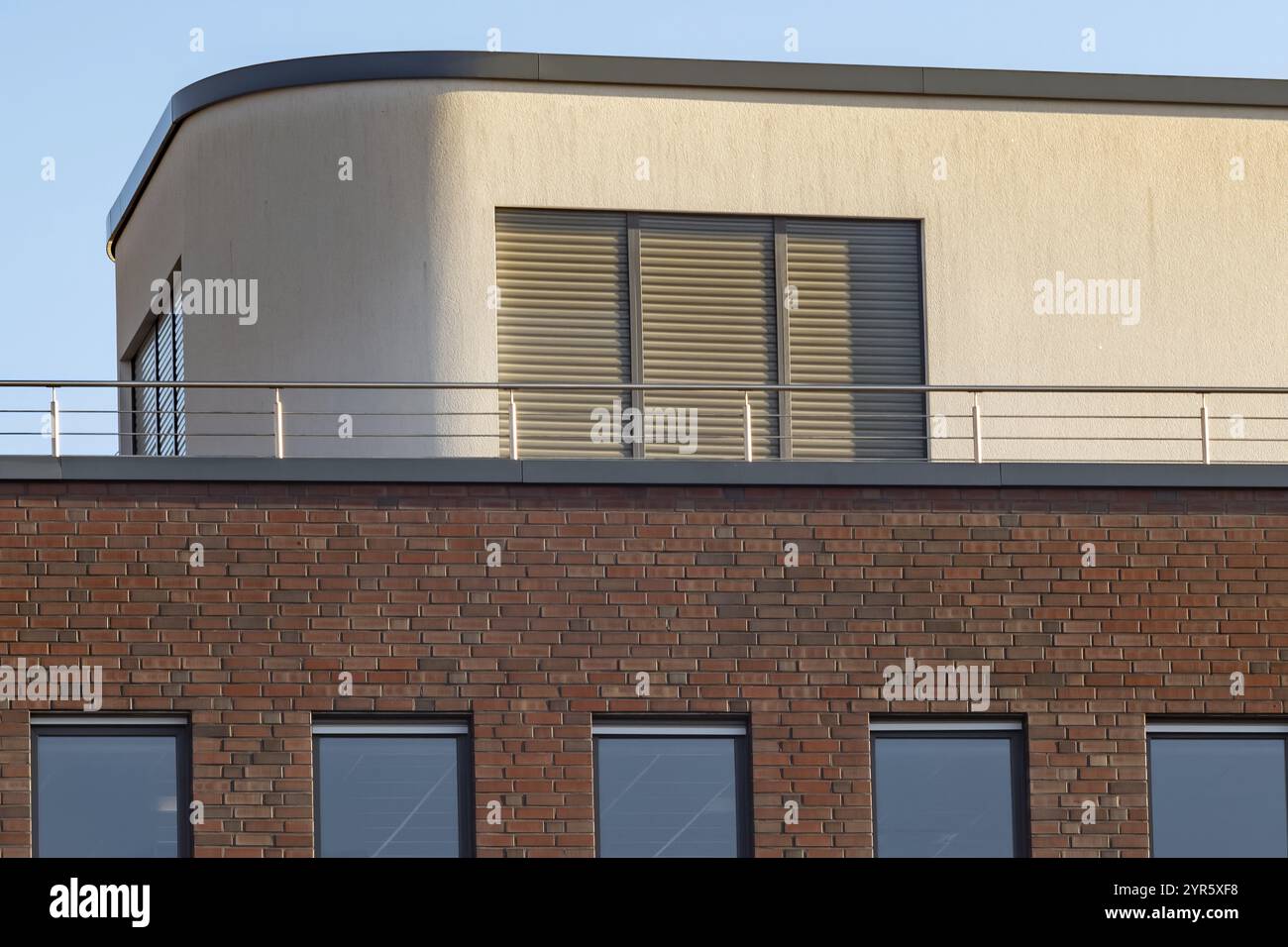 Facciata di una grande casa moderna, parete con finestre Foto Stock