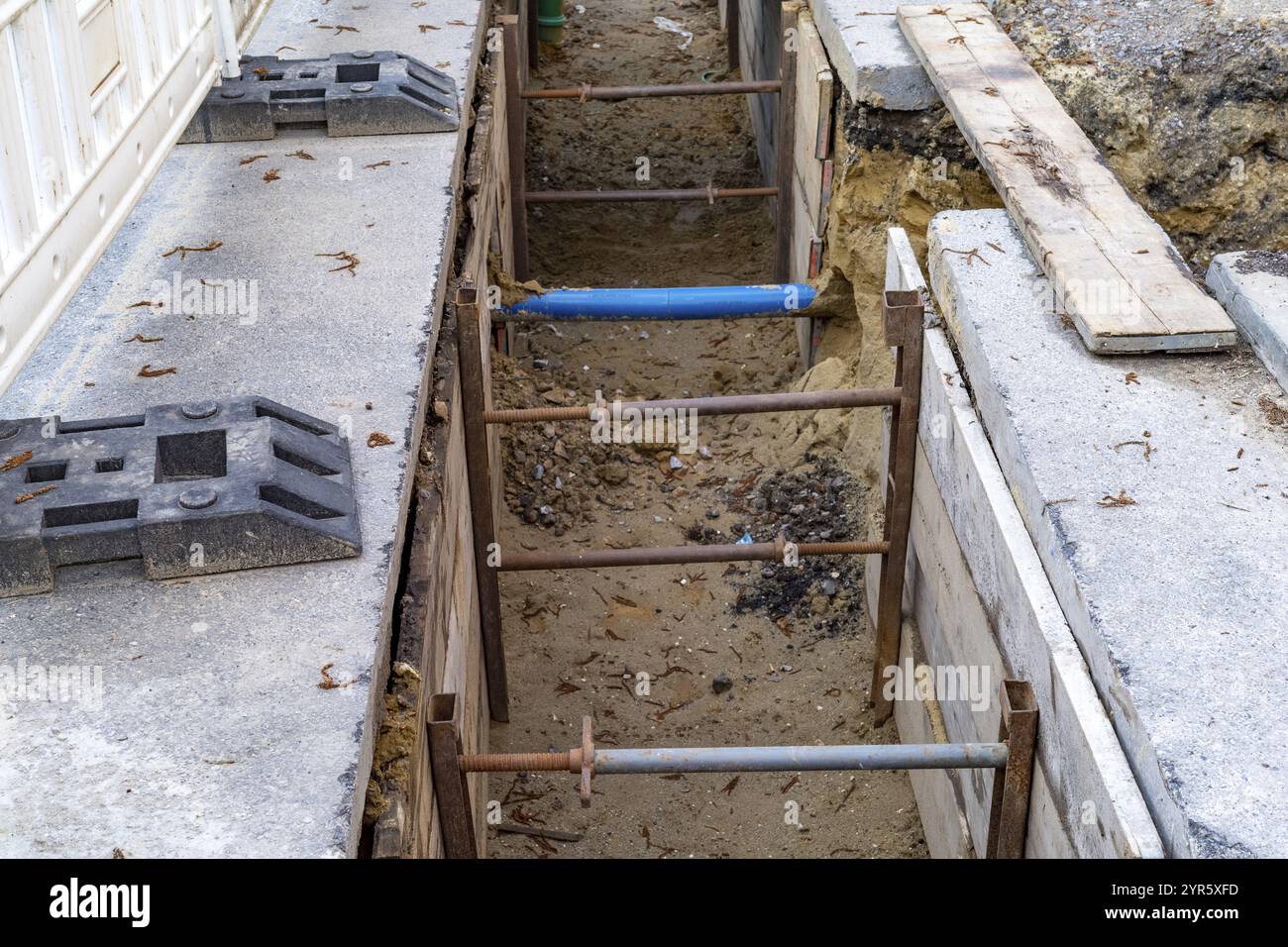 Lato lavori edili nel giardino di fronte a una casa Foto Stock