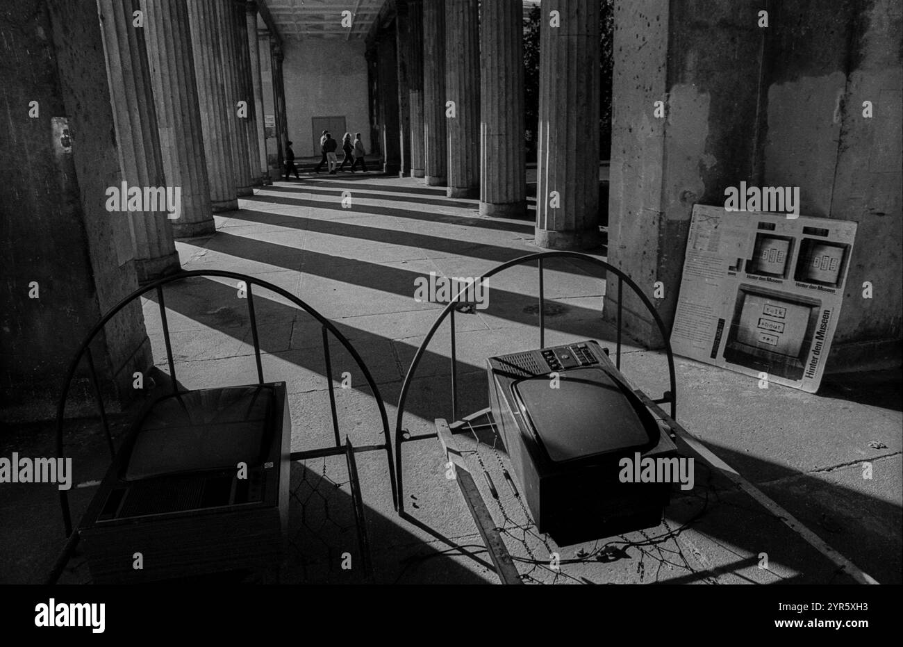 Germania, Berlino, 19 ottobre 1991, Tacheles art action, colonnati alla National Gallery, Bedstead e televisione, Europa Foto Stock
