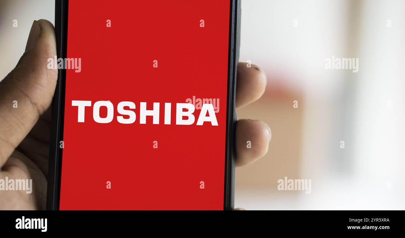 Il logo Toshiba viene visualizzato sullo smartphone. Toshiba Corporation è una multinazionale giapponese di elettronica. Foto Stock