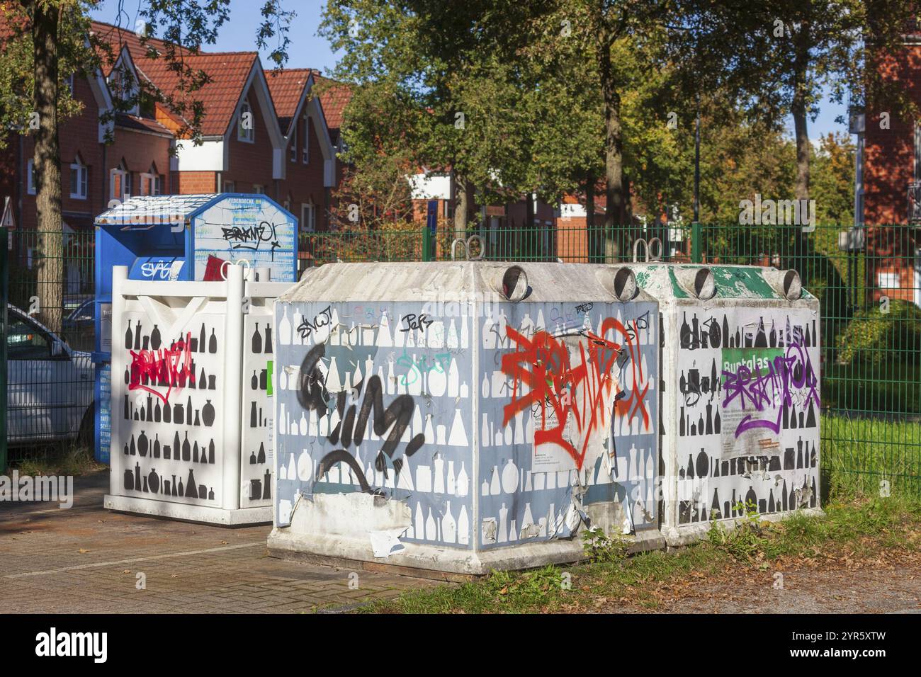 Contenitori per rifiuti per vetro usato, raccolta rifiuti, Brema, Germania, Europa Foto Stock