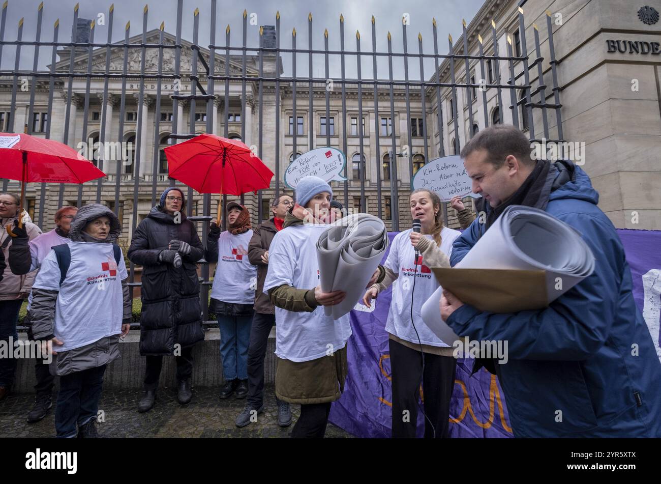 Germania, Berlino, 22 novembre 2024, azione contro la riforma ospedaliera, alleanze sanitarie consegnare appello sulla riforma ospedaliera al Bundesrat, appello al Th Foto Stock