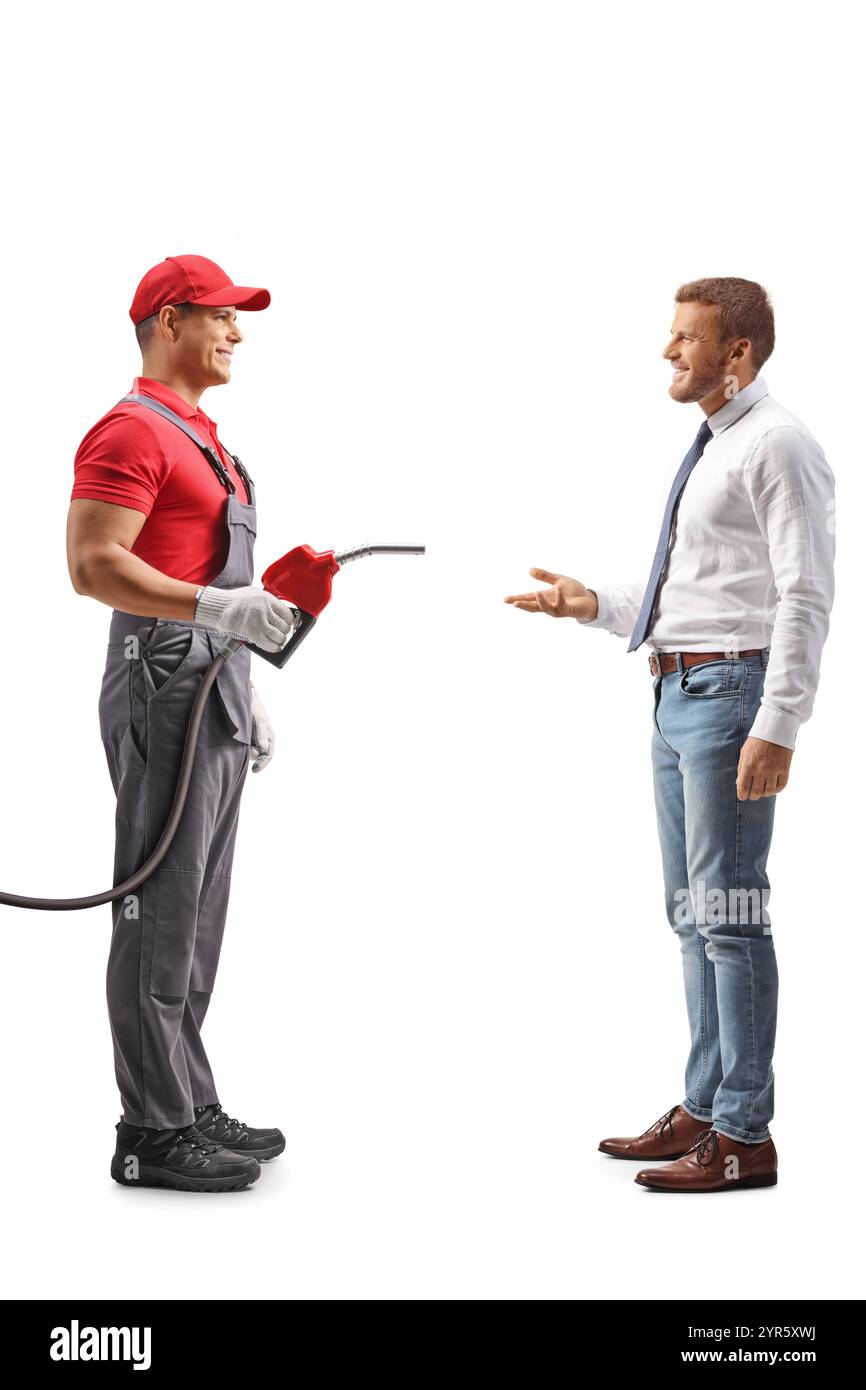 Lavoratore di una stazione di servizio con una pistola di rifornimento e che parla con un uomo isolato su sfondo bianco Foto Stock