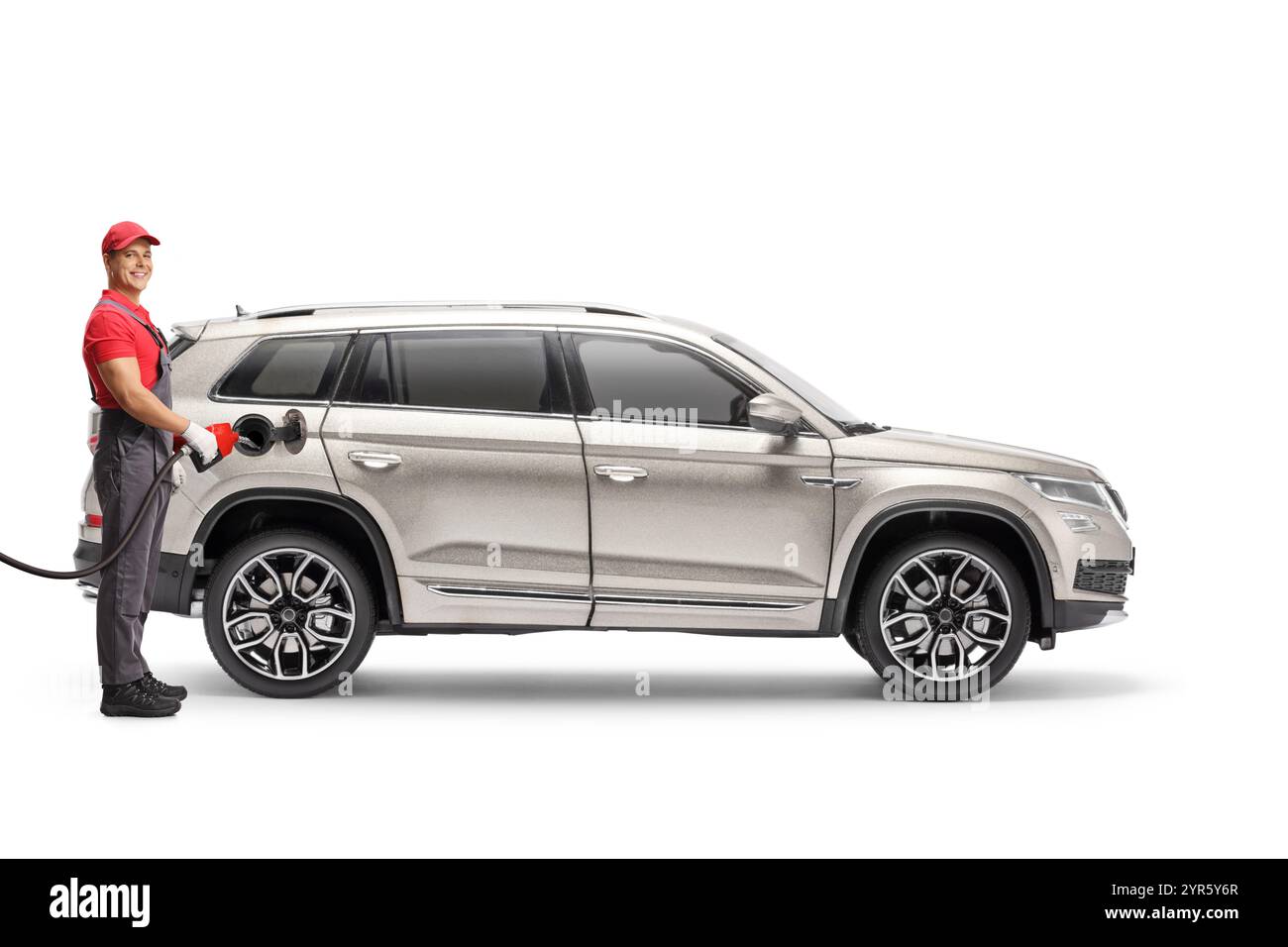 Fantino gassoso che riempie un SUV con benzina isolata su sfondo bianco Foto Stock