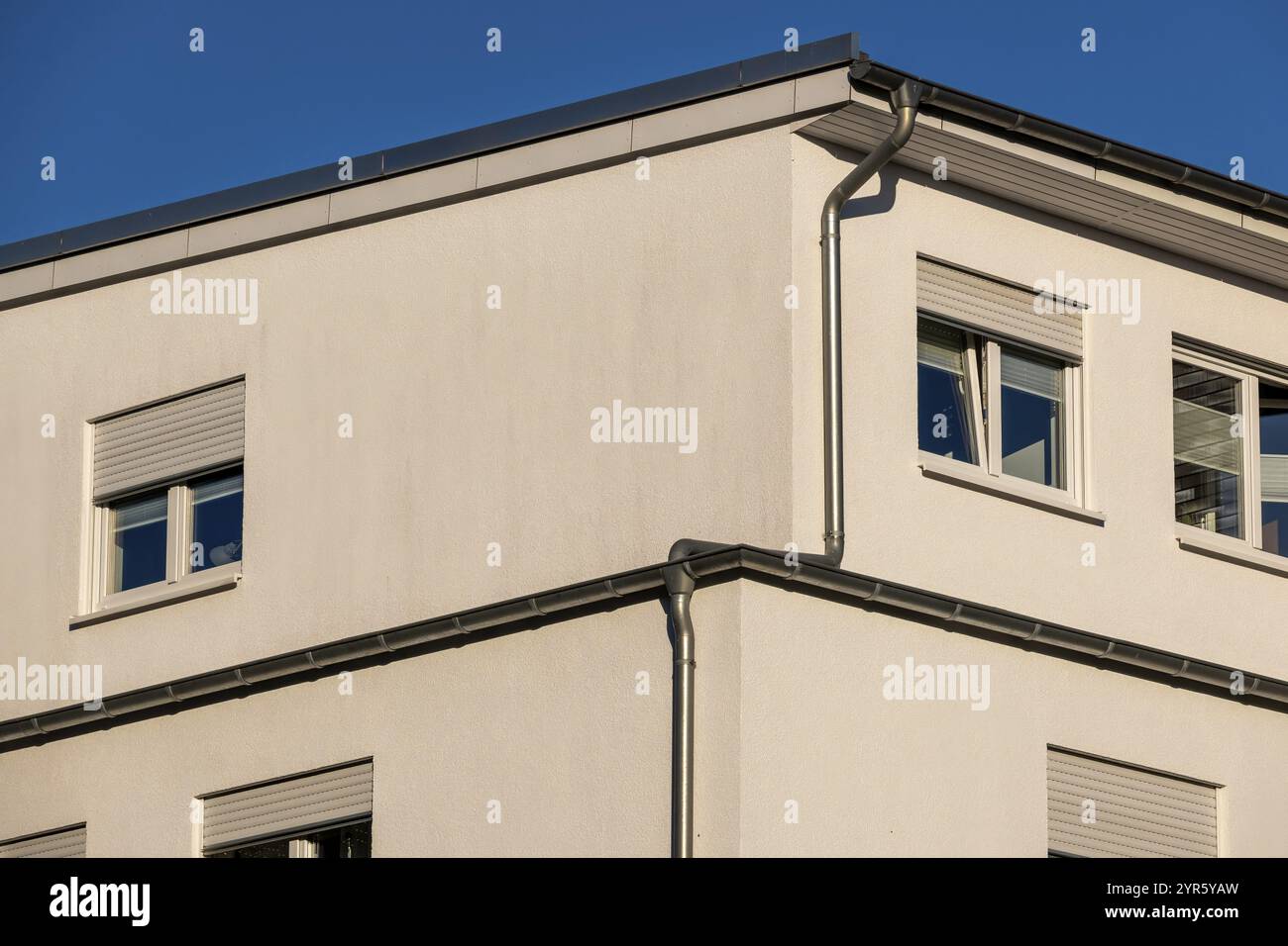 Facciata di una grande casa moderna, parete con finestre Foto Stock