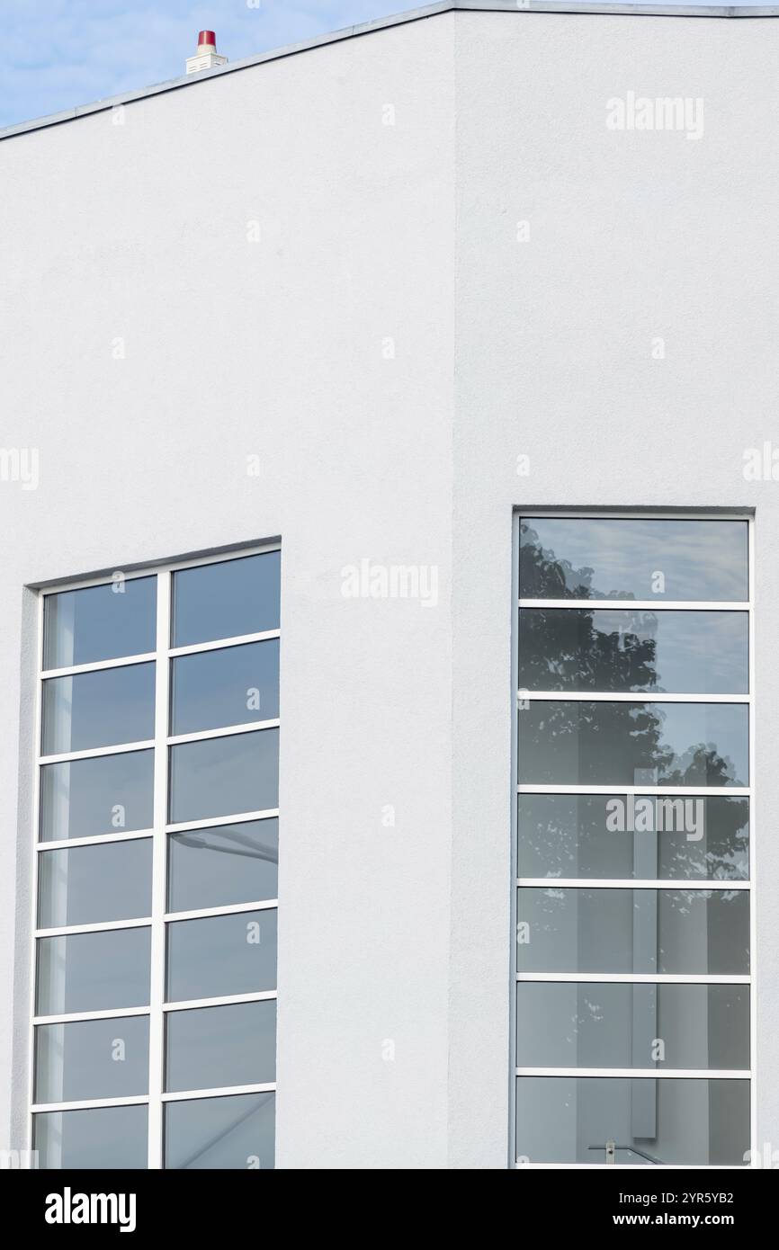 Moderno edificio per uffici in cemento e acciaio Foto Stock