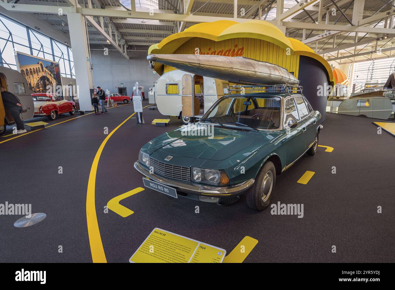 NSU RO 80 con motore Wankel del 1969, vista interna, Erwin Hymer Museum, carovana, lago Bad Forest, alta Svevia, Baden-Wuerttemberg, Germania, Europa Foto Stock