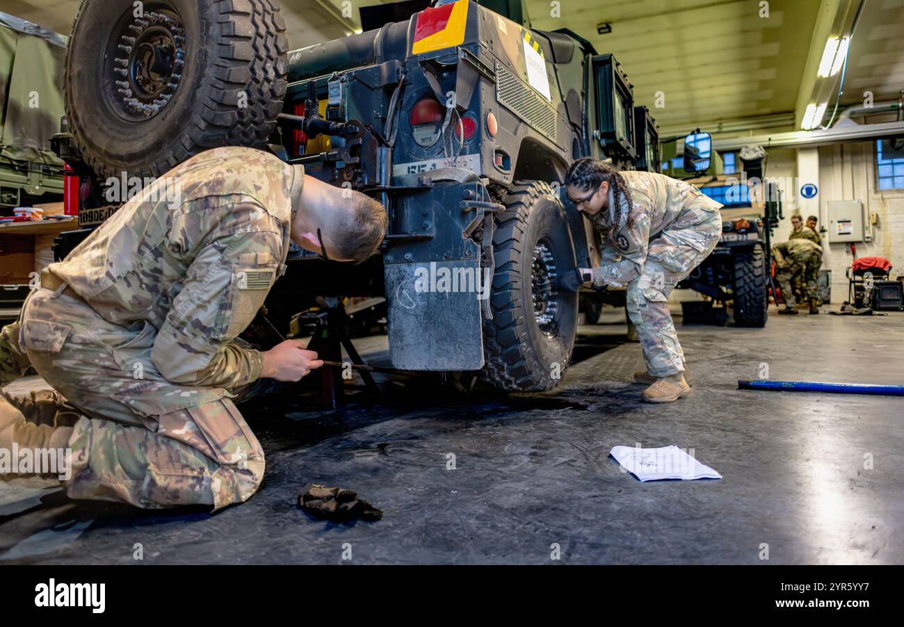 Soldati STATUNITENSI assegnati al 554th Military Police Company, 709th Military Police Battalion, 18th Military Police Brigade, e 212th Military Police Company, 93rd Military Policy Battalion, 1st Armored Division, con tre soldati tedeschi della 7th Military Police Company, il reggimento 3 ha partecipato all'annuale Clifton Challenge il 27 novembre 2024 sulla USAG di Stoccarda, Germania. L'evento commemora la memoria di Karen Clifton, soldato caduto, in una serie di sfide per testare l'abilità e la resistenza di ogni squadra mentre costruisce morale e cameratismo. Foto Stock