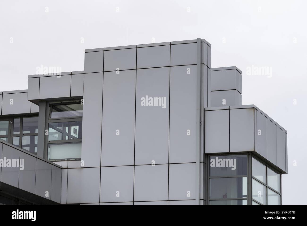 Moderno edificio per uffici in cemento e acciaio Foto Stock