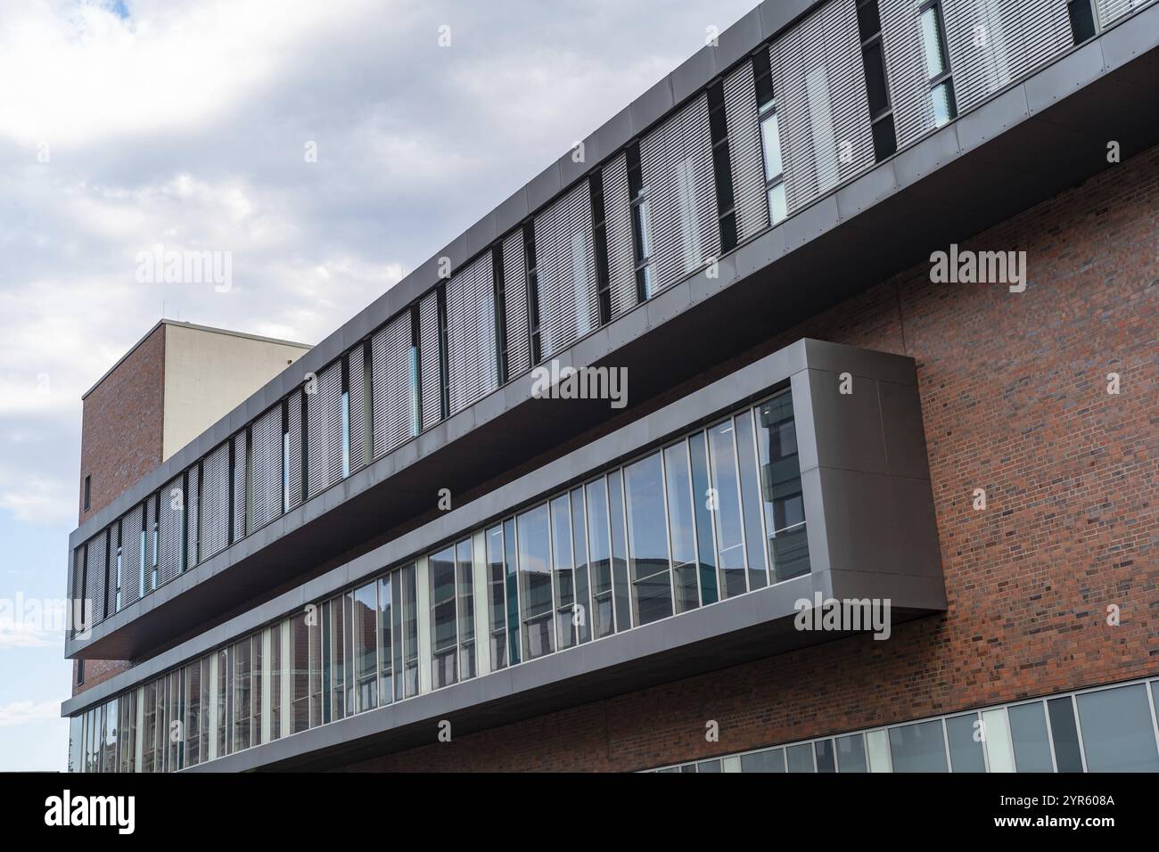 Facciata di una grande casa moderna, parete con finestre Foto Stock