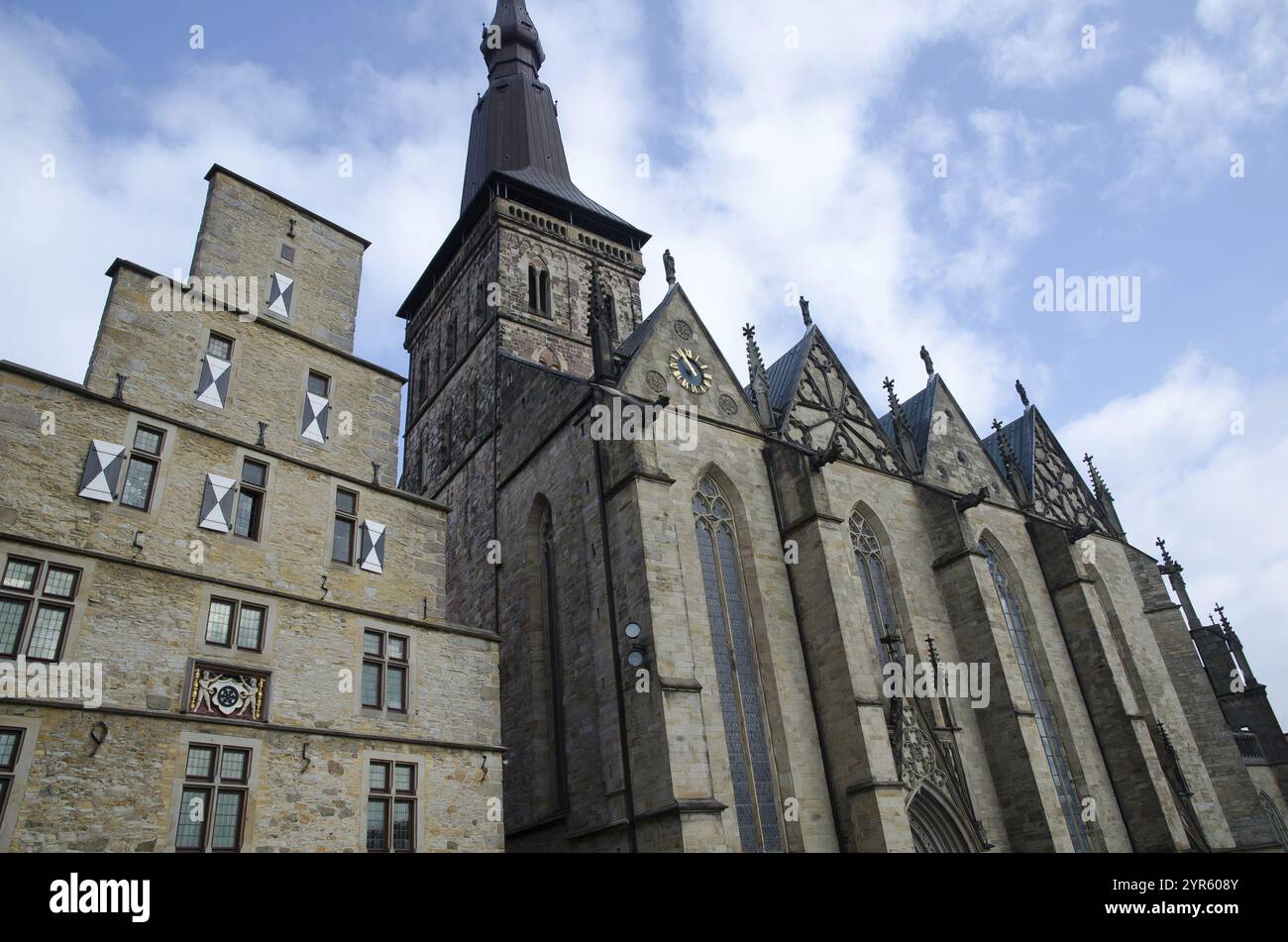 Chiesa gotica e edificio vicino con un'elaborata architettura in pietra, osnabrueck, germania Foto Stock