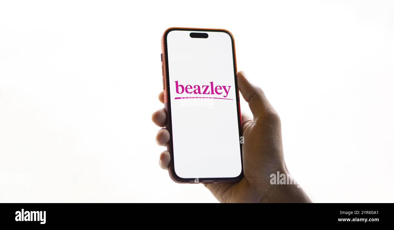 Il logo Beazley viene visualizzato sullo smartphone. Beazley plc è la società madre britannica di imprese assicurative specializzate con attività in Europa. Foto Stock