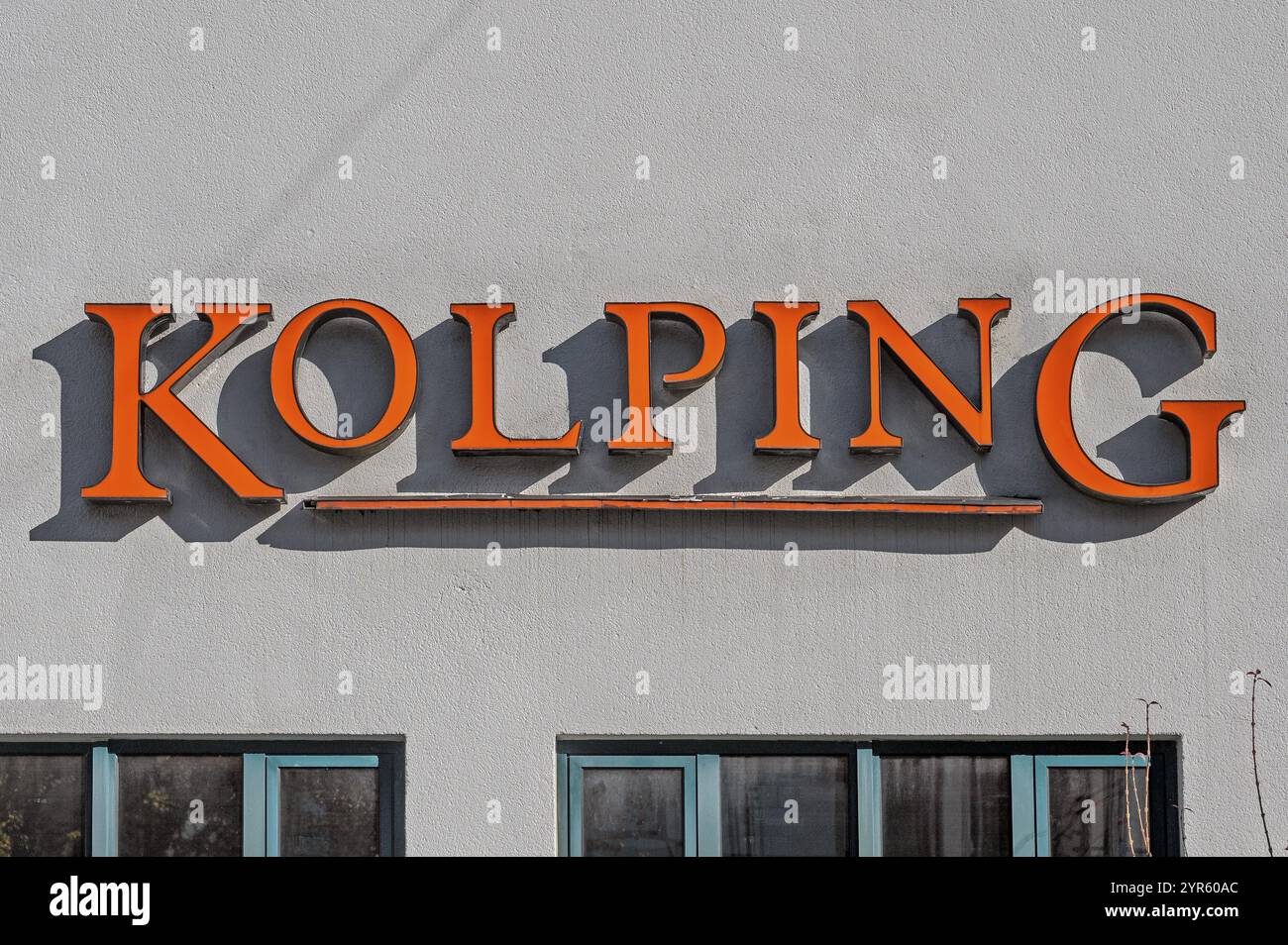 Facciata grigia con logo Kolping, Allgaeu, Baviera, Germania, Europa Foto Stock