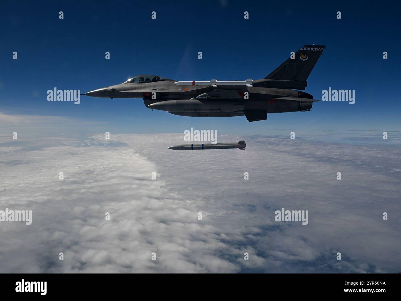 Un 40th Flight test Squadron F-16 Fighting Falcon rilascia un'arma d'attacco stand-in per la prima volta il 7 novembre alla Eglin Air Force base, Florida. La missione segnò la prima volta che l'arma fu rilasciata con successo da un aereo. (Foto dell'aeronautica statunitense di staff Sgt. Blake Wiles) Foto Stock