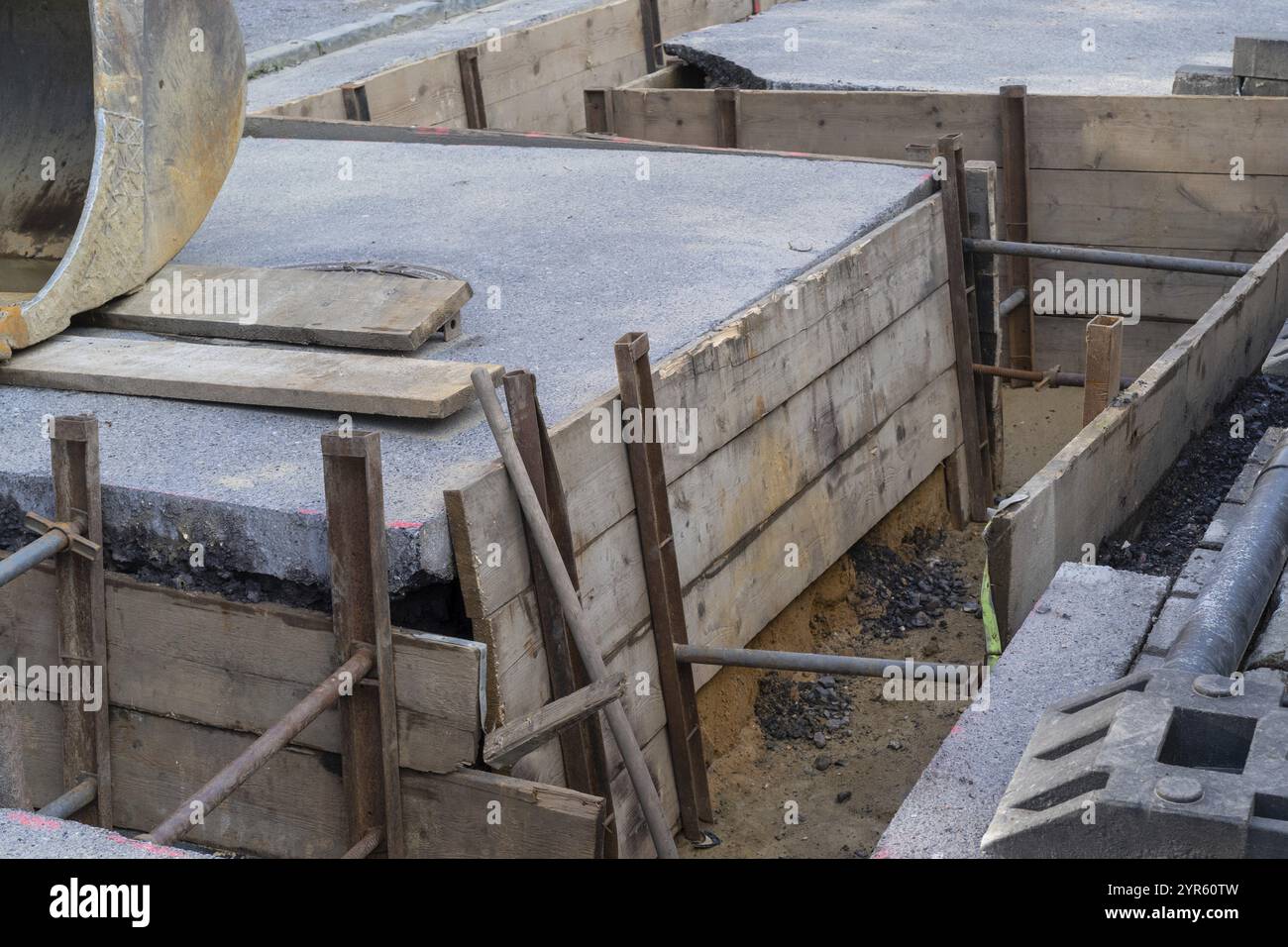 Lato lavori edili nel giardino di fronte a una casa Foto Stock