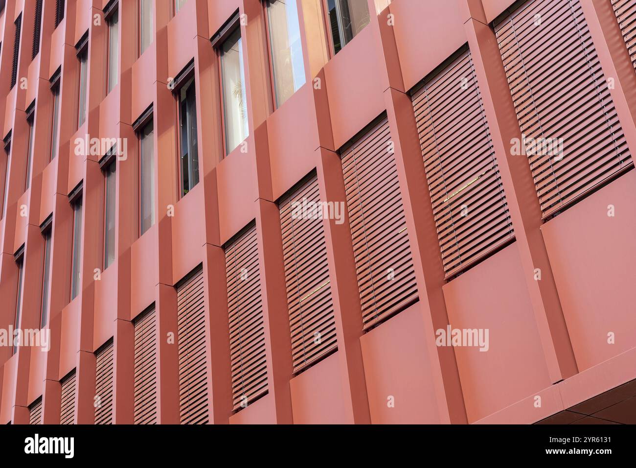Moderno edificio per uffici in cemento e acciaio Foto Stock