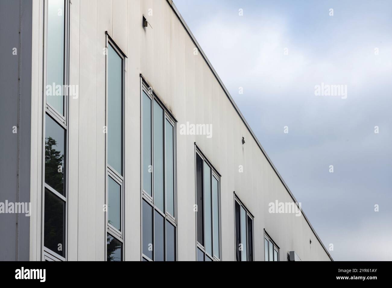 Moderno edificio per uffici in cemento e acciaio Foto Stock