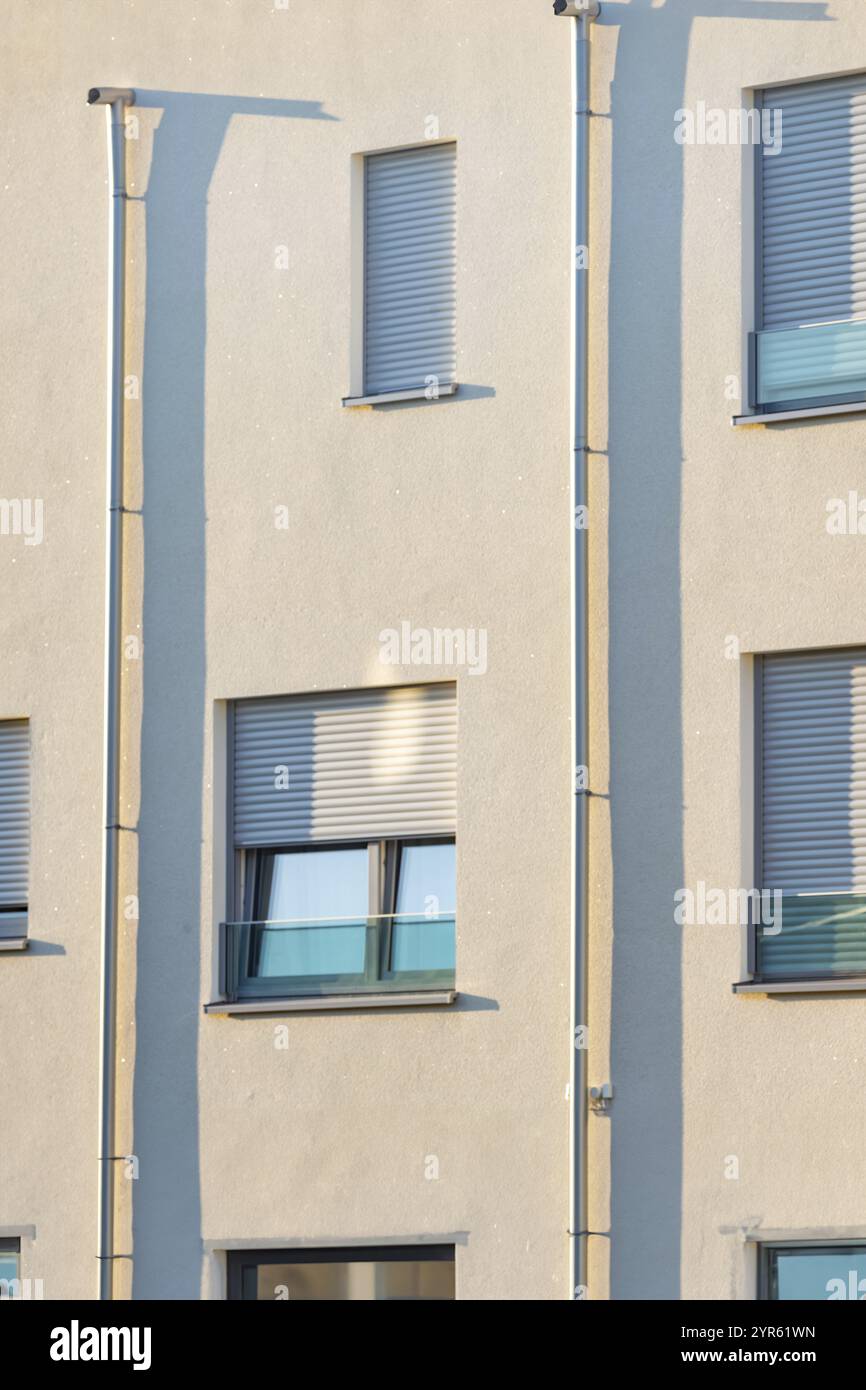 Facciata di una grande casa moderna, parete con finestre Foto Stock