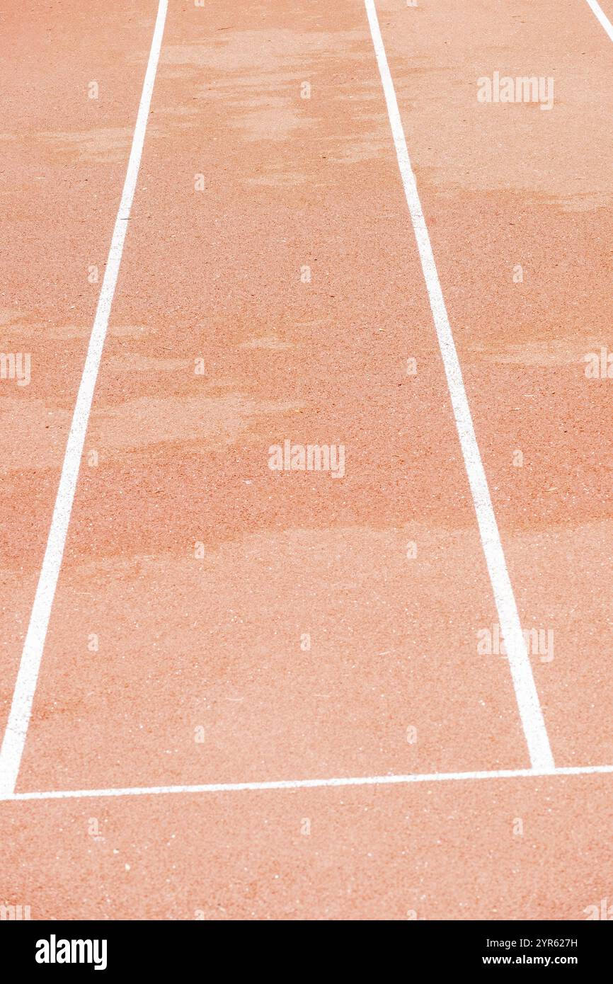 Pista sintetica bagnata nello stadio di atletica Foto Stock