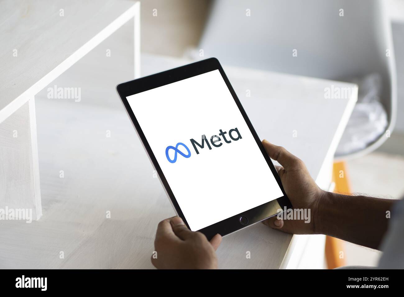 Logo meta sullo schermo dello smartphone. Meta è il nuovo nome dell'azienda che possiede Facebook, WhatsApp e Instagram. Primo piano del telefono cellulare, Dhaka, Bangla Foto Stock