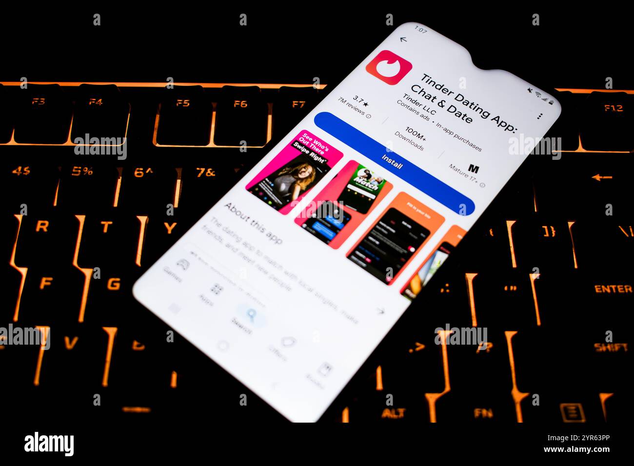 SEATTLE, WA, USA - APR 3, 2025: Uno smartphone con app Tinder su Google Play su tastiera. Tinder è un'app di incontri online americana. Foto Stock