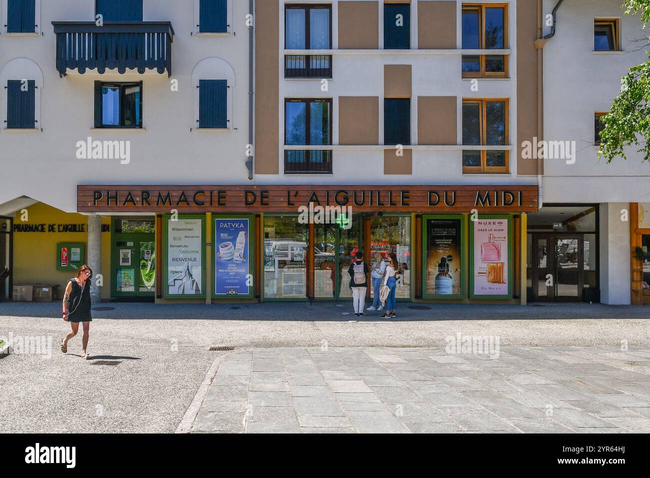 Esterno di una grande farmacia nella città di montagna in estate, Chamonix, Haute Savoie, Alvernia Rodano Alpes, Francia Foto Stock