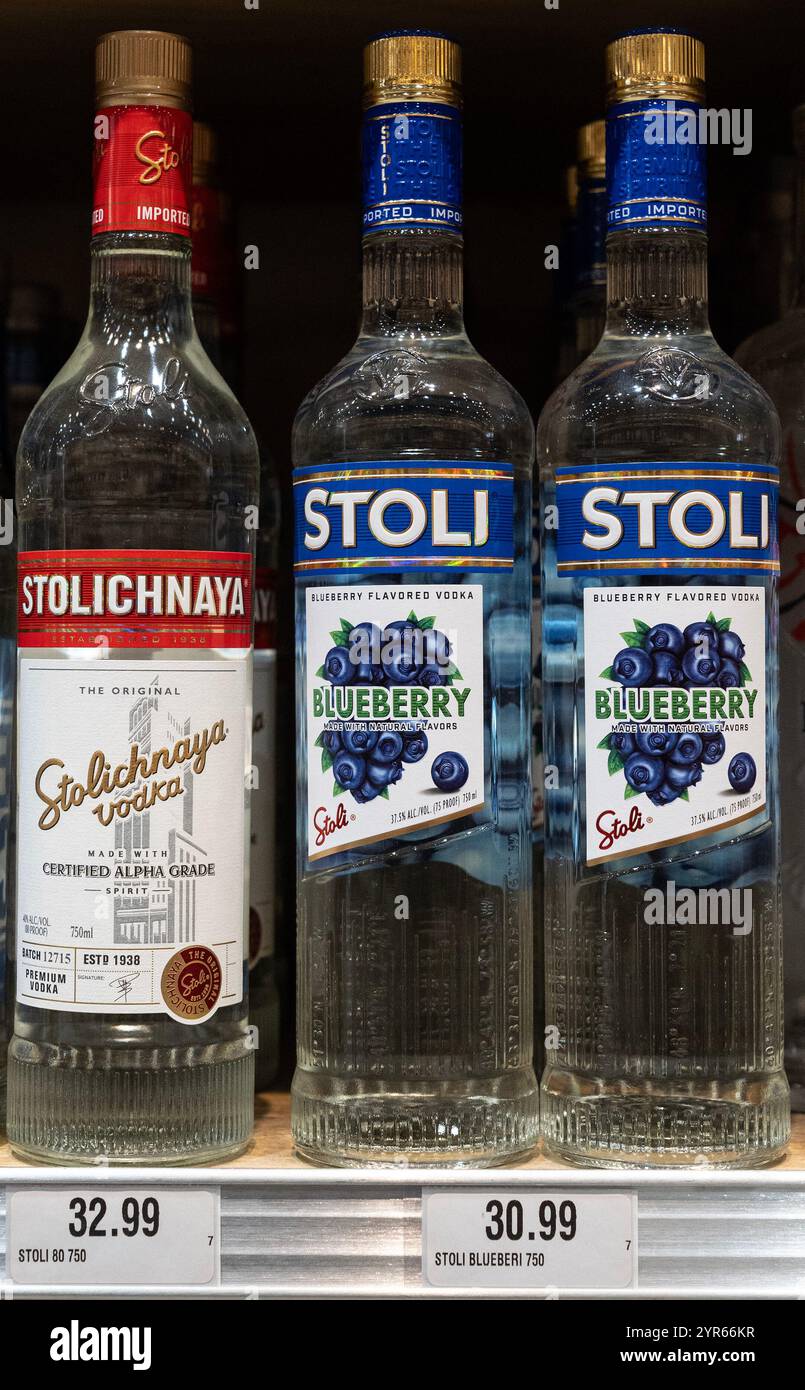 New York, Stati Uniti. 2 dicembre 2024. Bottiglie di vodka stoli in vendita presso il negozio Barrelmore Wine & Spirits sulla Seventh Avenue a New York il 2 dicembre 2024. Stoli Group USA, proprietaria dell'omonima vodka, ha presentato istanza di fallimento per lottare contro il rallentamento della domanda di alcolici e diversi anni di lotta contro la Russia in tribunale. La società nella sua dichiarazione fallimentare ha dichiarato che la vodka Stoli e il bourbon Kentucky Owl continueranno ad essere disponibili nei negozi mentre la società passerà attraverso il capitolo 11. (Foto di Lev Radin/Sipa USA) credito: SIPA USA/Alamy Live News Foto Stock