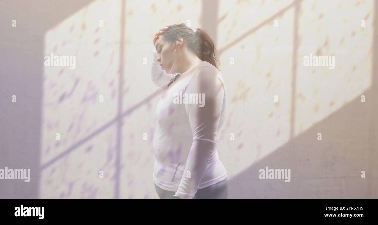 Immagine dell'ombra della finestra e delle goccioline d'acqua su una donna caucasica infelice Foto Stock