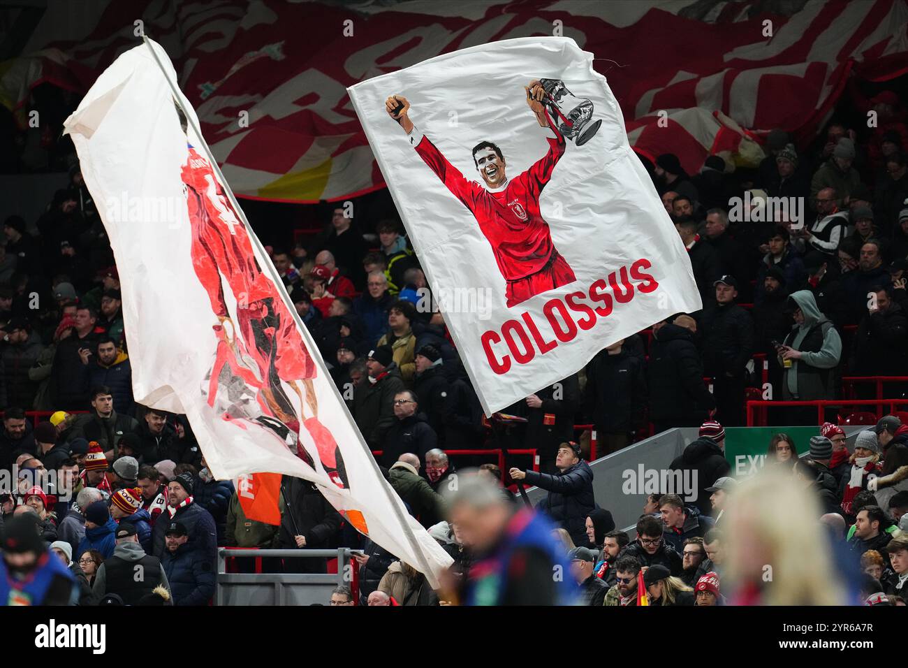 Liverpool, Regno Unito. 27 novembre 2024. I tifosi del Liverpool con bandiere durante la partita di UEFA Champions League, data 5, tra Liverpool FC e Real Madrid giocata all'Anfield Stadium il 27 novembre 2024 a Liverpool, Inghilterra. (Foto di Bagu Blanco/PRESSINPHOTO) credito: PRESSINPHOTO SPORTS AGENCY/Alamy Live News Foto Stock